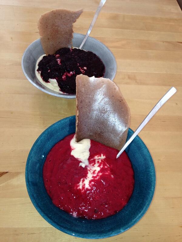 nylivsstil_se's tweet photo. Lördagsfika, bananglass med hallon-/blåbärssylt. Mumma <3 http://t.co/Ooz755VkcQ