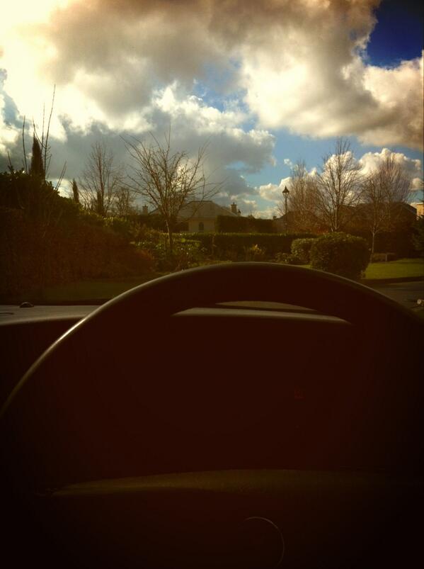 1DarrenWilliams's tweet image. Hiding in my dads car...I really don't want to study. #6thyearproblems