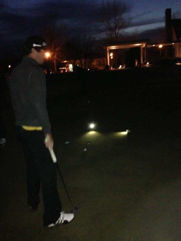 ACaseOfMiniTour's tweet photo. When you have an app on your phone to help you warm up before the round #minitourproblems #flashlight #earlystart http://t.co/qKOuw0Eq89