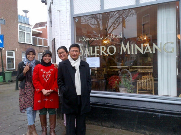 aagym's tweet photo. Alhmdulillah ada rumah makan halal di prince hendriks straat denhaag, monggo silaturahim ke sana ya http://t.co/JCLwxUgTCv