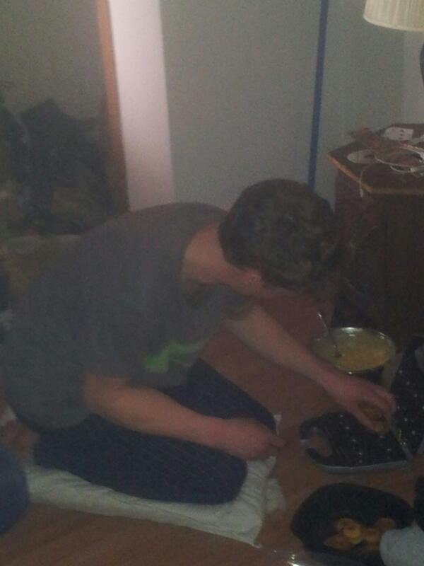 Nezbitt30's tweet image. T just taking his womanly role and cooking in the living room. #gourmetchef #cookingforall @Zandra_Wentz