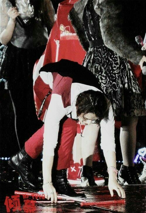 zaizhongaiyanan's tweet image. ToTแจจุงก้มเก็บแท่งไฟของแคสซิโอเปียบนเวที ทั้งทีจะไม่เก็บปล่อยทิ้งให้คนอื่นเหยียบก็ได้แต่เค้าก็ไม่ทำ