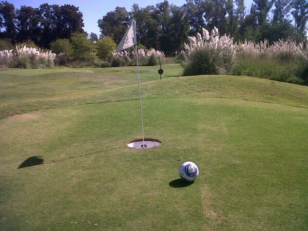 Japo_76's tweet photo. Ese hoyo está arriba de un green? Claro! Hoy inauguramos la cancha exclusiva de footgolf en Scorer, abierta TODO año! http://t.co/PrMPwAKzdP