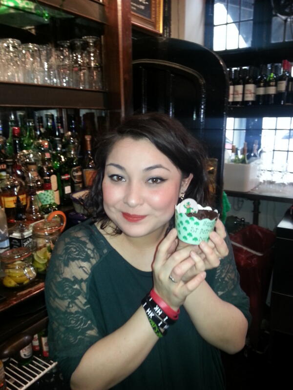 GreyhoundsSoho's tweet photo. Come get your paddy's day cup cakes!  Deeeeeliiiish. :D http://t.co/gKY35CVtrM