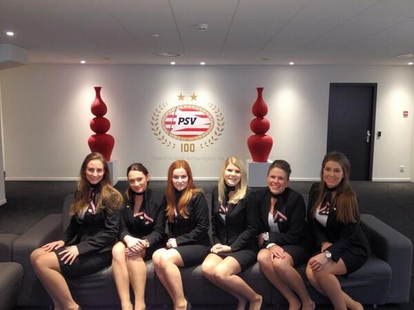 Stephankwast's tweet photo. Onze hostesses staan vanavond paraat voor een opvallend welkom van alle sponsoren in het Philipsstadion. #psvrkc http://t.co/32r2ggaX26