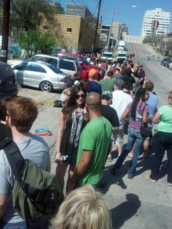 ShaleeRookstool's tweet photo. Line not moving. At least we can hear the great music, 5 min til@thecringe  #1wristbandshort @RRFeedback @rachael_ray http://t.co/OGbzcGD0hd