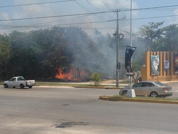 eduard0_glez's tweet image. Incendio en Av. Bonampak en frente plaza península @retioCUN