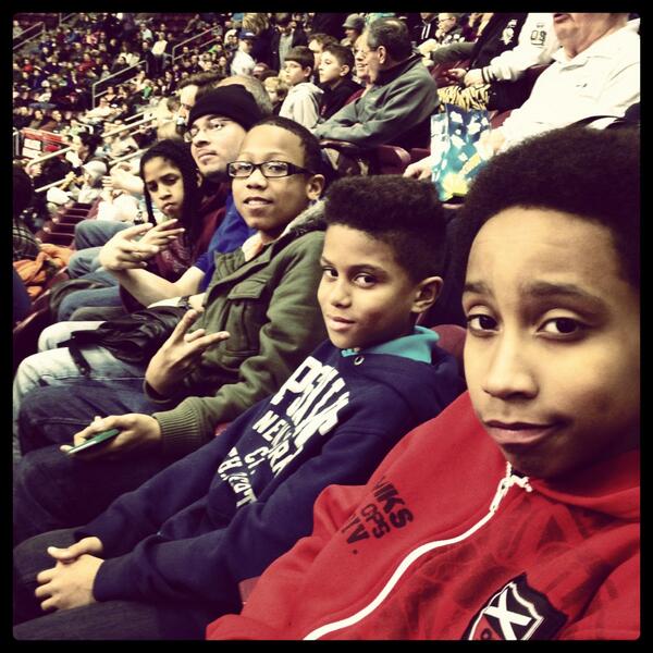 aikensaj's tweet photo. @jrod0226 such a good daddy #globetrotters #funnight http://t.co/ZMY0LlyEWx