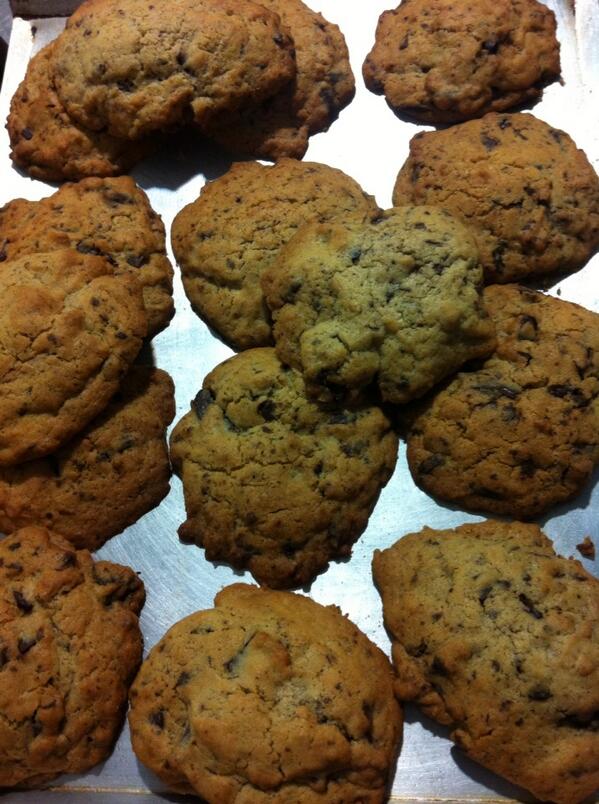 delihousecafe's tweet photo. Estas súper cookies de chocolate también están recién horneadas. Hay un olorcito a chocolate fatal acá! http://t.co/dESdLSwHVk