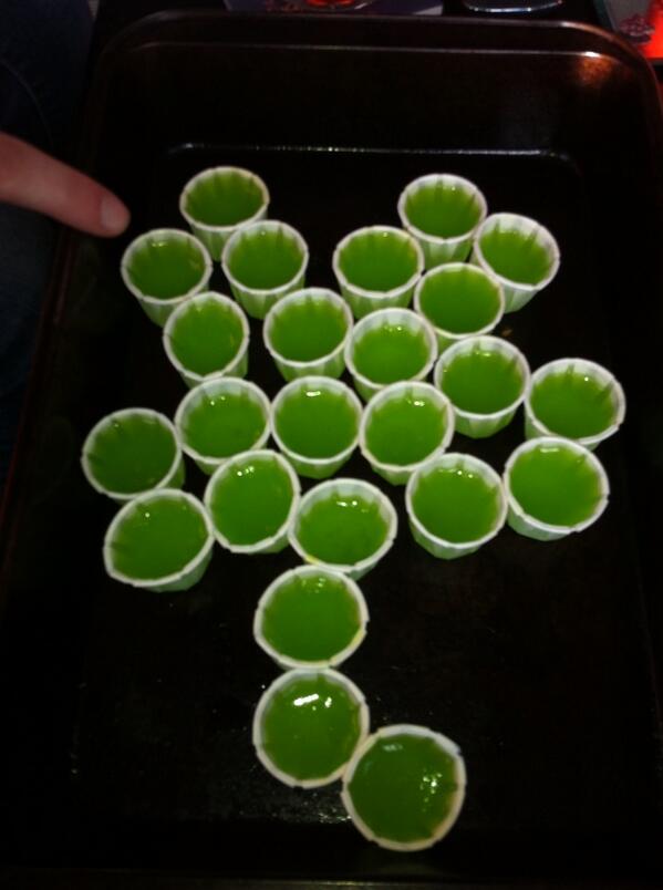 mariasullivan15's tweet photo. Attempt at 4 leaf clover @EmilyMacLeod8 http://t.co/gCBRD7KxAo