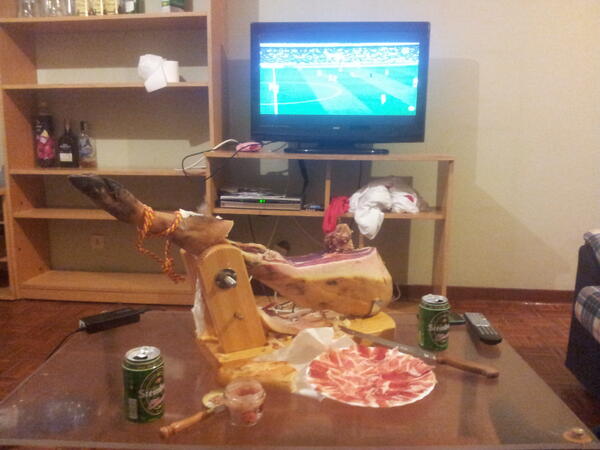 cmoyacarrion's tweet photo. "@JaviemSanchez: En el palco vip cn @cmoyacarrion viendo el betis http://t.co/73dS8AshEg" @Aparicioo @AlvaroSoto89 @davor_ortegen