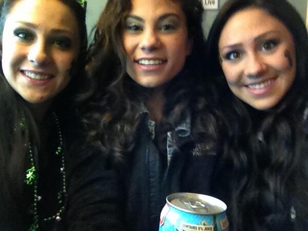 victhachick1's tweet image. Parade with these fucks @Alayylayy @RianaPaladinoo #traincops #irish #stpattys