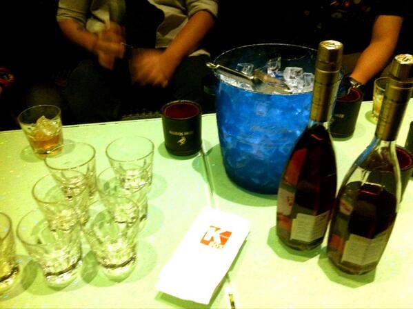 みんなボトル開けてくれたーーー最高のbirthdayやな(^^)頭痛いけどがんばれる