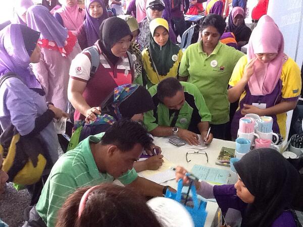 relamalaysia's tweet photo. Meriah booth @relamalaysia dserbu pengunjung #1MWPurpleWalk d Putrajaya @NajibRazak @HishammuddinH2O @KP_RELA http://t.co/zyD6p2tBsk
