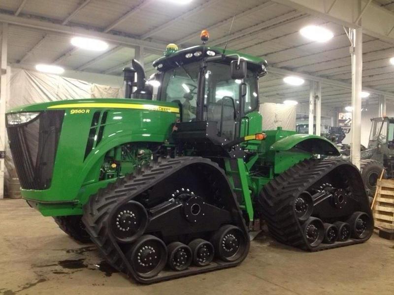 Трактор гусеничный джон дир и клаас. John deere гусеничный. John deere гусеничный. John deere 8370rt. John deere гусеничный.
