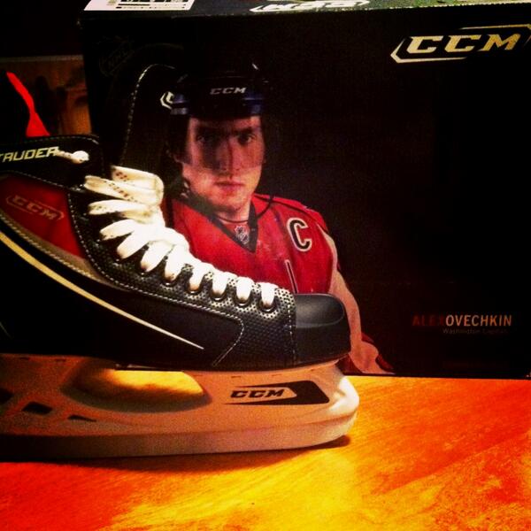 megan_leblanc__'s tweet image. Hockey skates 👍 #LiveThem