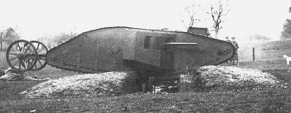 sdkfzbot's tweet image. MOTHR……英国陸軍が1915年に開発した初の菱形試作戦車である。６ポンド砲が車体側面に搭載され覆帯は車体全体を覆うように取り付けられた。