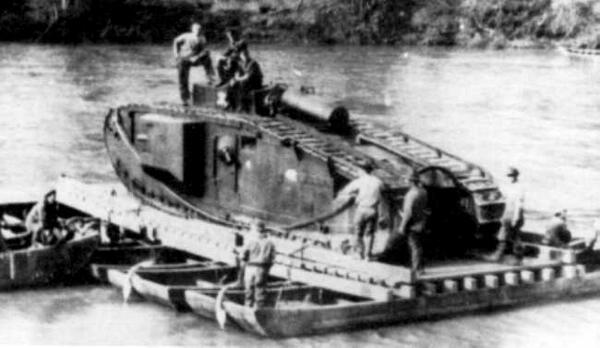 sdkfzbot's tweet image. MKⅧ……英国陸軍が1918年に製作した菱形戦車。それまで戦闘室に露出していたエンジンを隔壁で仕切り乗員を排気や熱の侵入を守った。戦後アメリカに輸出されて1930年代まで配備された。