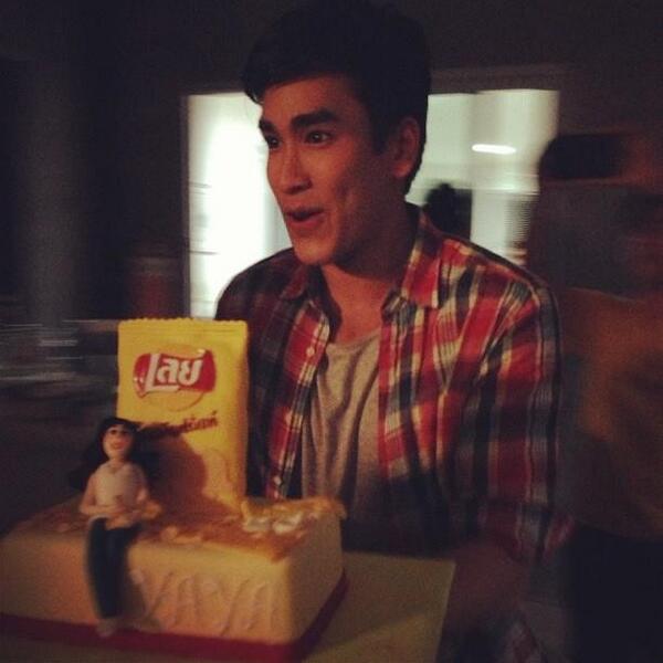 NadechK's tweet photo. Happy 20th Birthday Yaya Urassaya #คนถือเค๊ก #laysthailand #nadech (cr: a_ann_nn) http://t.co/qy346nOW8n