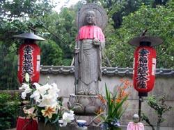 必ず一つの願いをかなえてくれるお地蔵さんです！鈴虫寺のお地蔵さんは有名☆黄色いお守り買って願いを一つかなえてもらおう！かなえてほしい人や行ったことがある人ＲＴ＆フォロー希望！この画像をＲＴ＆フォローで近いうちにお地蔵さんがやってくる！