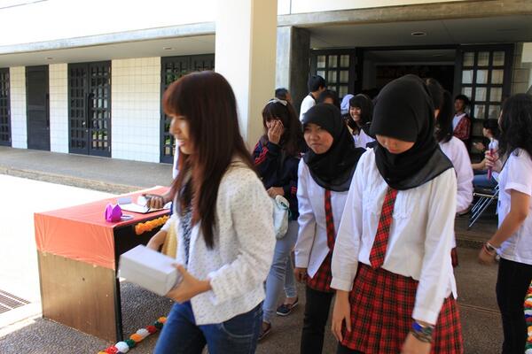 awas ada para-para mau lewat ~