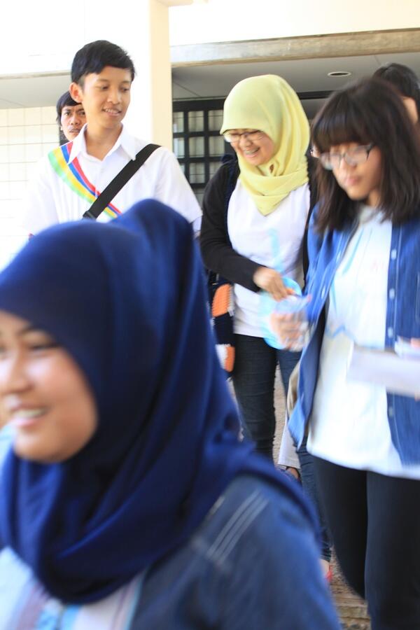 ini yang lagi ngobrol asik banget kayknya, ngobrolin apa ka?