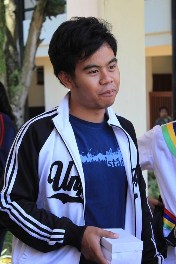 wah si kaka kenapa tuh ya bengong gitu