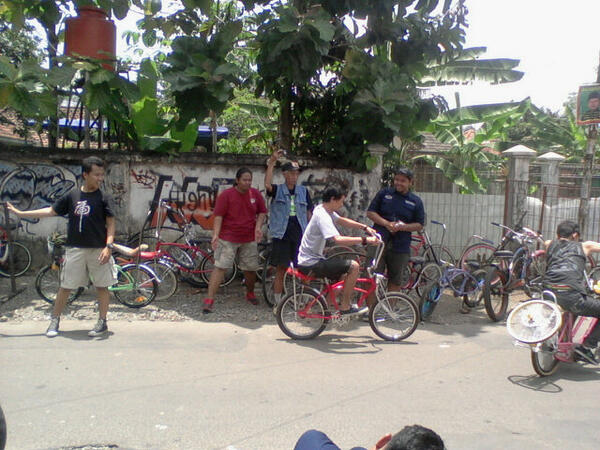 Ayooo mamang <a href="/indrajulianto/">indra julianto</a> !! Kamu bisa! Haha' #ridewithrainandroll <a href="/BuitenzLowrider/">Buitenzorg Lowrider</a>  x <a href="/highvoltrock/">Highvoltrock</a>