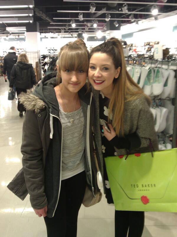 chlolatch's tweet image. I JUST MET ZOELLA! SOOO HAPPY RIGHT NOW  @ZozeeBo