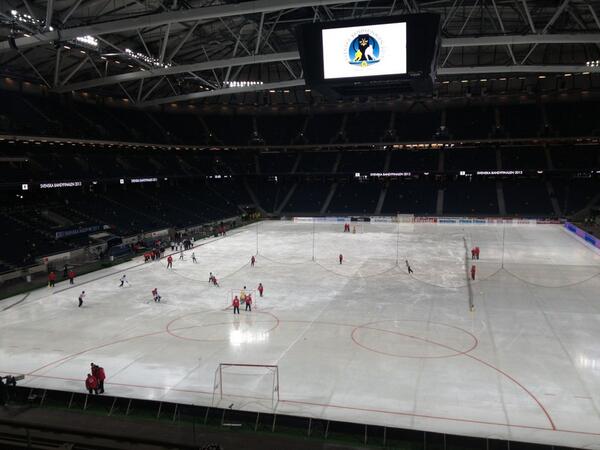 LOestling's tweet photo. Lugnet före fansstormen på Friends arena. Bandyfinal om 1,5 timme. 
#svbandy http://t.co/UeOHr7LvIC
