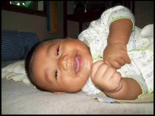 Tersenyum akan senantiasa meringankan beban apapun, cobalah..