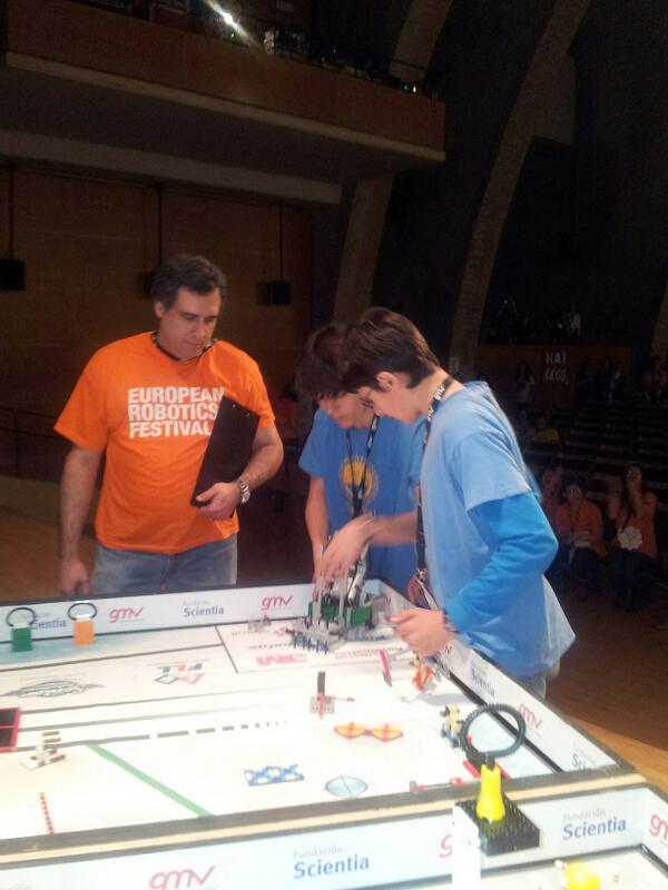 jabeltor's tweet photo. FLL España (@fllespana) twitteó
Aquí tenemos a @losxd98 en su primera ronda en la mesa de competición http://t.co/7v9hJzAjFp