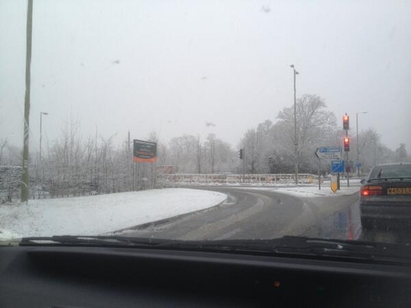 Heavy snow in Oxford and Abingdon.
Please drive carefully andallow extra time !