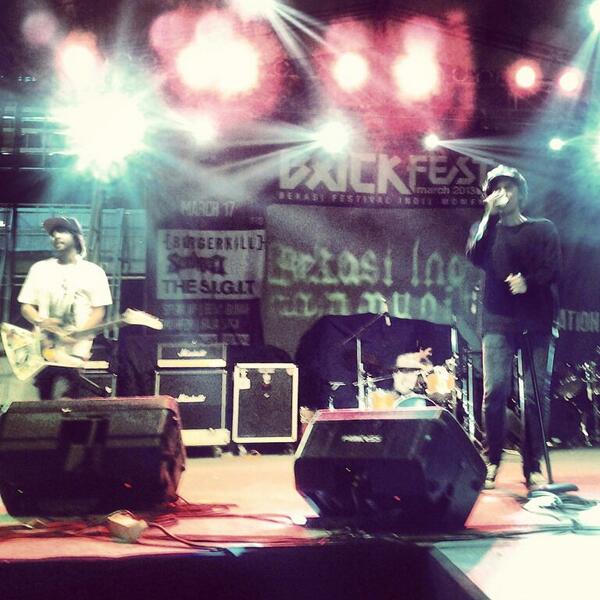RakyatBekasiCom's tweet photo. Morfem welldone :) #BACKFEST2013 http://t.co/Yr2REQyUZe