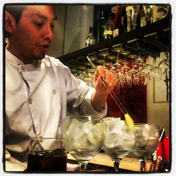 MercadoRibera's tweet photo. @edgardegrees @DavidReartes Nuestro bartender GT time http://t.co/3U9ObFtOqV