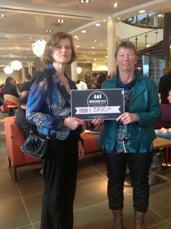 Ladiescircle34's tweet photo. Modeshow zit erop. Mooie opbrengst voor #voedselbank 3.700 euro!! Bestuur Voedselbank neemt cheque in ontvangst. http://t.co/YQ32JZ1mWA