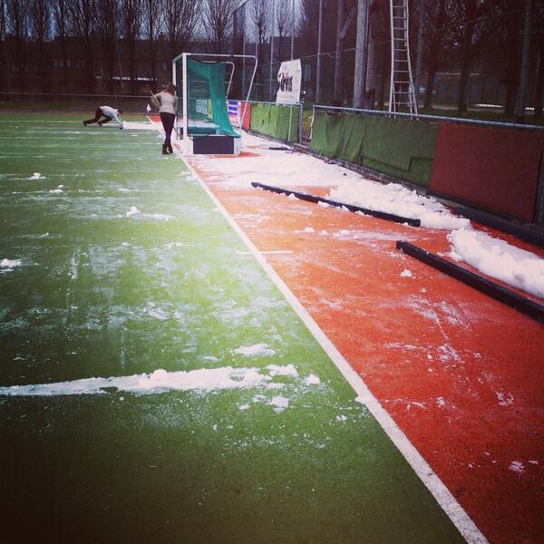 EstelleMeul's tweet photo. #cleaningthepitch#hockey http://t.co/dokzza5Wq9