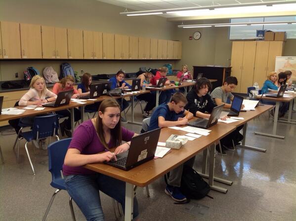 dpatt4040's tweet image. Introduction to Medical Science students doing research @HutchCTEA #careertech #highwage #highskill #highdemand