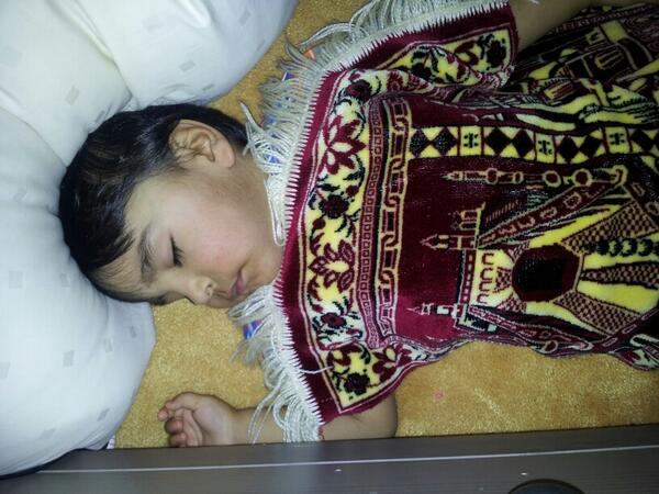 azmi2's tweet photo. Inaya put on the jaanomaaz as a blanket. #cutie http://t.co/QHjRiEOZFc