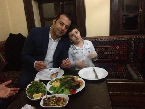 Oglum ile yemekteyiz. Omuz omuza veya kafa kafaya bu olsa gerek:))