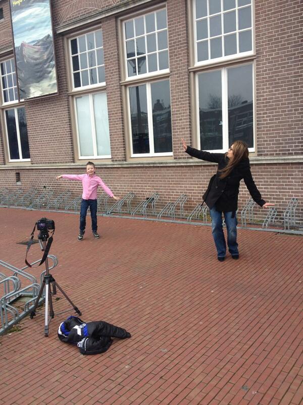 anneliezang's tweet image. Foto van de video opname van vandaag. Wat een kanjers allemaal in de kou! #video #givein #aprilinjune