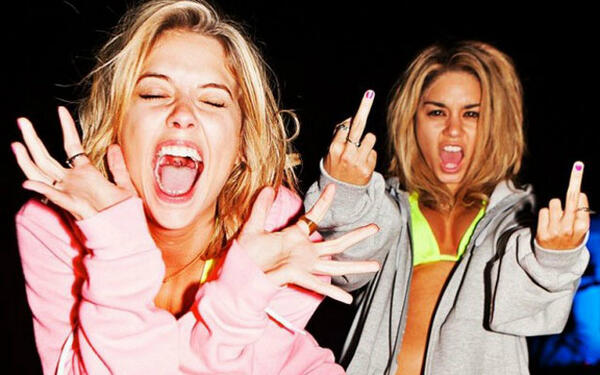 selmygirlonfire's tweet image. Quiero vivir una experiencia como la de Spring Breakers. #KCA #VoteSelena