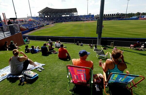 MLBPics_'s tweet image. Mets spring training facility. Gotta love spring ball.