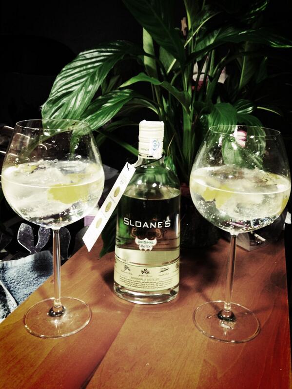 JonatanMuriel's tweet photo. Un gin tonic?... What else? http://t.co/cBPeENn4RM