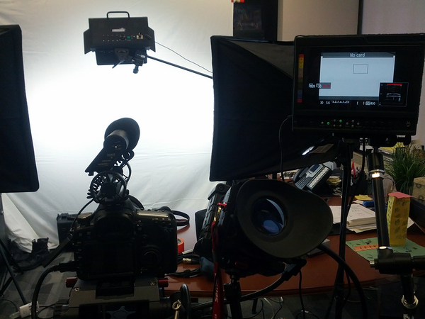 Brane's tweet photo. A behind the scenes look at how "infinite white" videos are created. http://t.co/DV2sJGXZif
