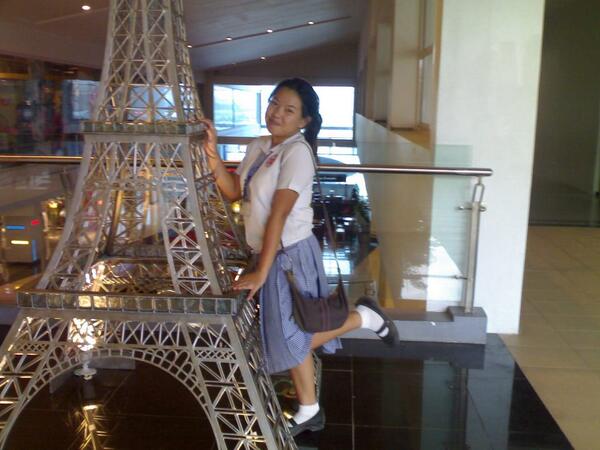 HelloImTrisha14's tweet photo. Lets Fall Together in Paris :) http://t.co/ABRK0PV3el