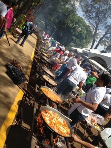carlosmarti's tweet photo. 100ipico paellas hoy en Casa España de Republica Dominicana con mascletá, ofrenda a la Cheperudeta e himno regional. http://t.co/L8GrHyObKn
