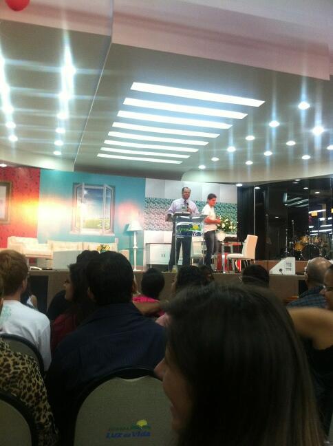 leiacervatti's tweet photo. Agora pastor Josué Gonçalves ministrando na @IELDV em Balneario Camburiu #bençaopura http://t.co/0o5RWX9lrK
