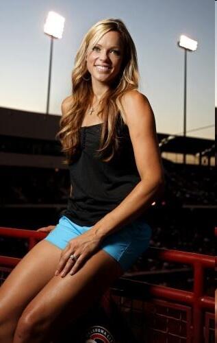buster_wrld's tweet image. Just had a woman tell me softball wasn't hot. #checkagain #jennyfinch