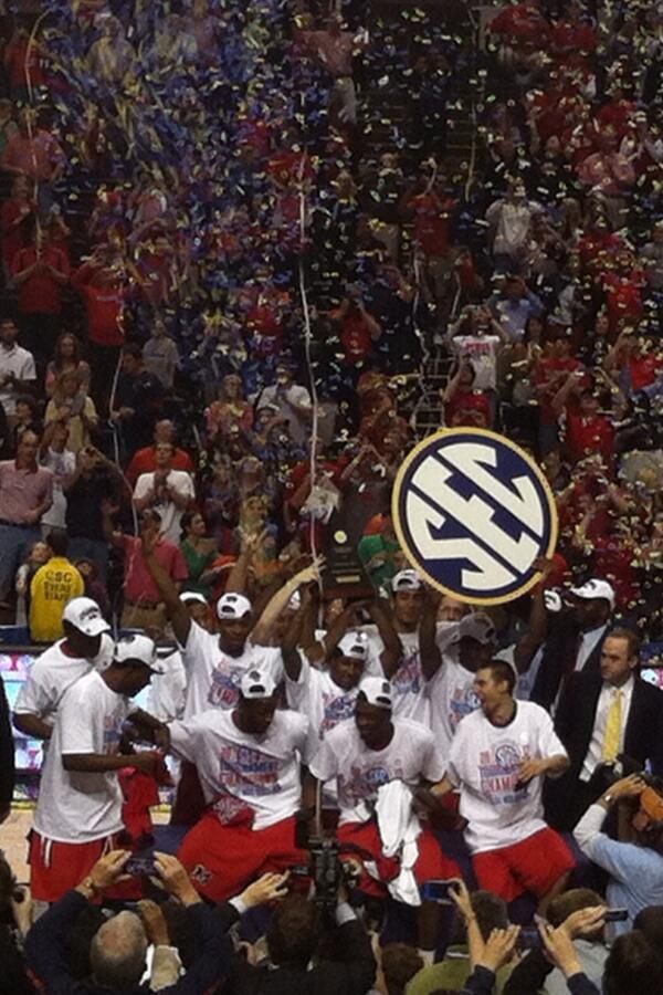 JasonMillerREB's tweet photo. Ole Miss players celebrating the SEC championship @Murphys_Law31 @NativeFlash22 http://t.co/T1F525xLUK